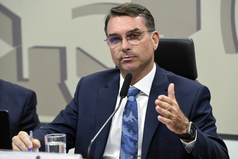 Flávio Bolsonaro na Comissão de Segurança Pública do Senado