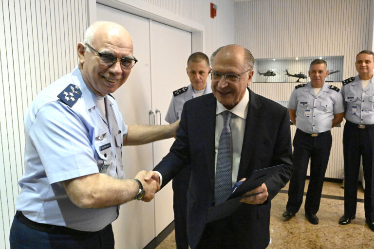 Vice-Presidente da República Geraldo Alckmin durante encontro com Comandante da Aeronáutica Marcelo Kanitz Damasceno em Brasília