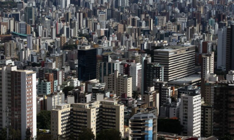 Foto mostra prédios na capital mineira