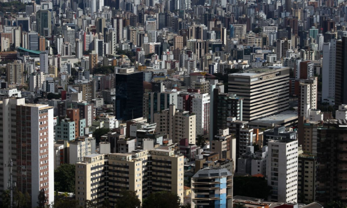 Foto mostra prédios na capital mineira