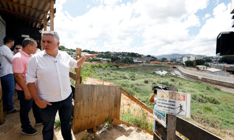 O prefeito em exercício, Álvaro Damião