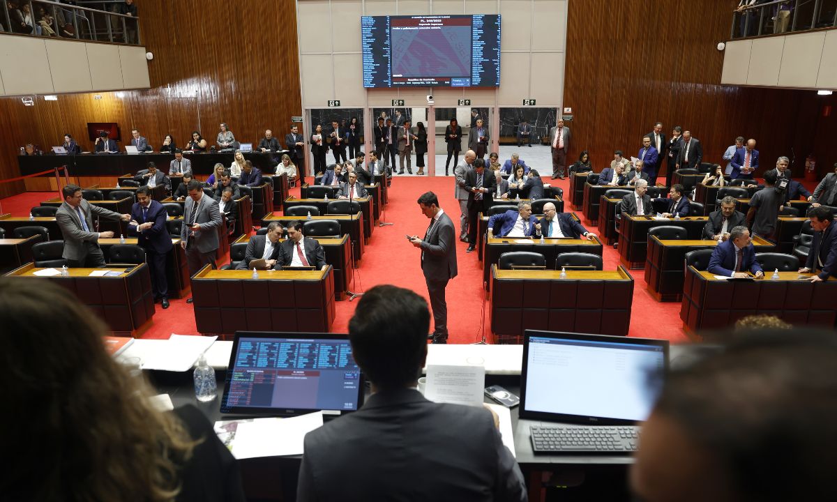 Deputados no plenário da ALMG