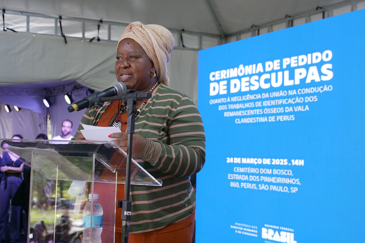 Ministra Macaé Evaristo em cerimônia sobre Vala Clandestina de Perus