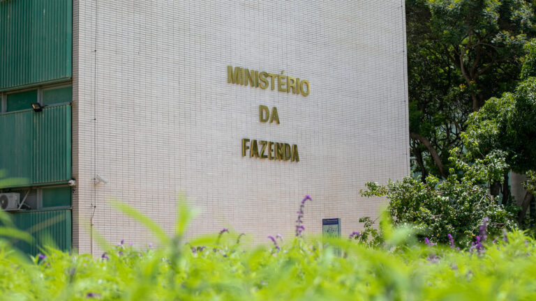 Fachada do prédio do Ministério da Fazenda, bloco P - Esplanada dos Ministérios, Brasília-DF