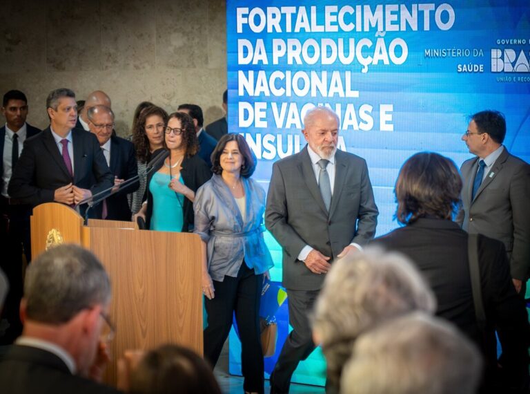 Nísia e Lula em cerimônia sobre insulina e vacina contra dengue em 25.fev.2025