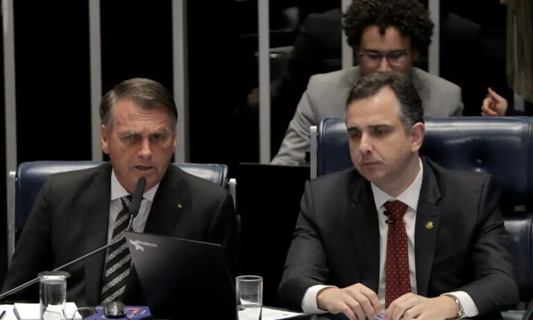 O ex-presidente Jair Bolsonaro e o senador Rodrigo Pacheco