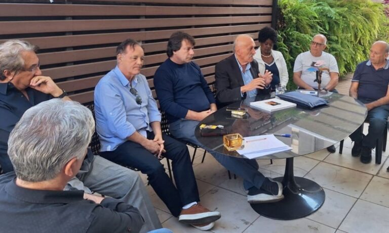 Foto mostra reunião para a refundação do PTB