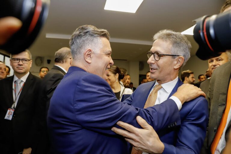 Álvaro Damião e Romeu Zema na cerimônia de posse em 3 de abril de 2025
