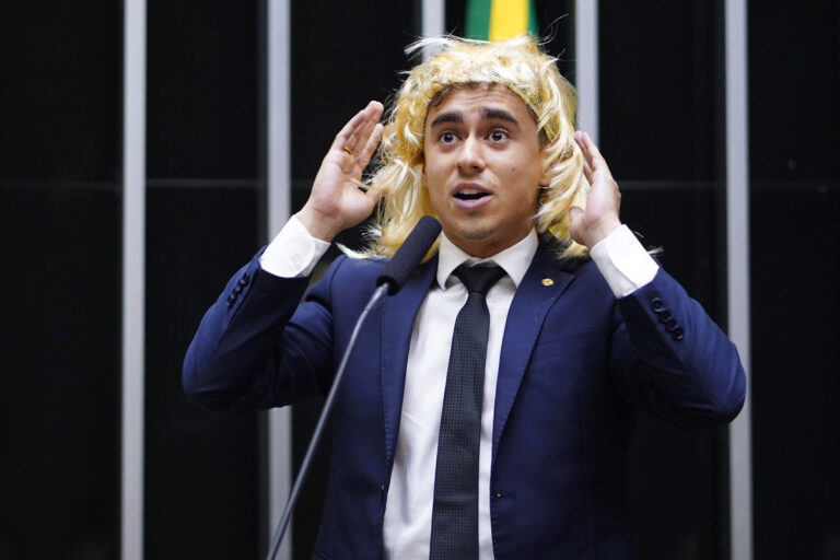 Nikolas usando peruca em 8 de março de 2023