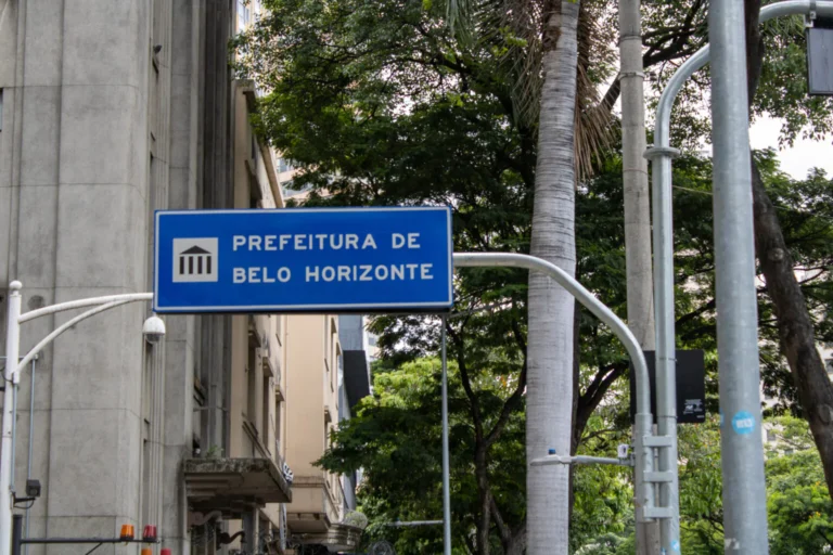 Foto mostra a fachada da Prefeitura de BH