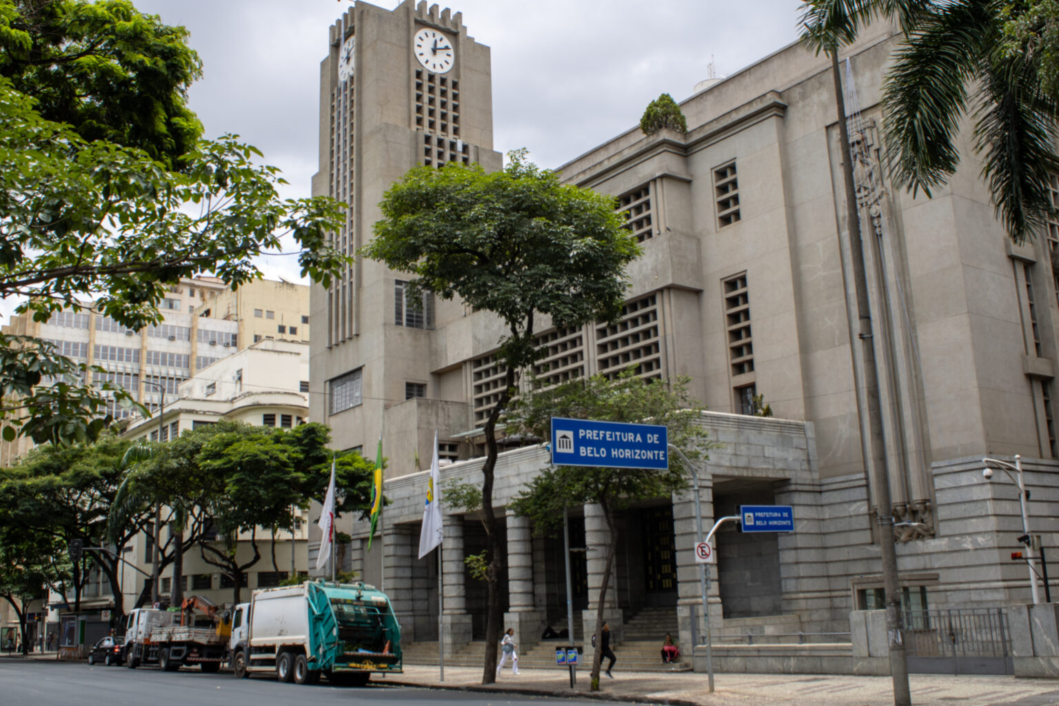 Foto mostra a fachada da Prefeitura de BH