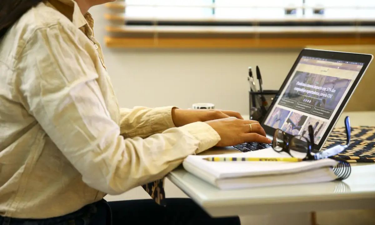 Foto mostra mulher em posto de trabalho