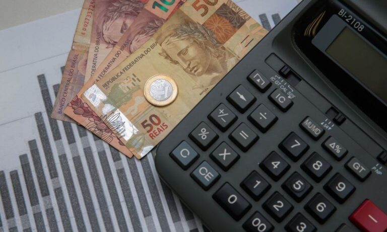 Calculadora e dinheiro
