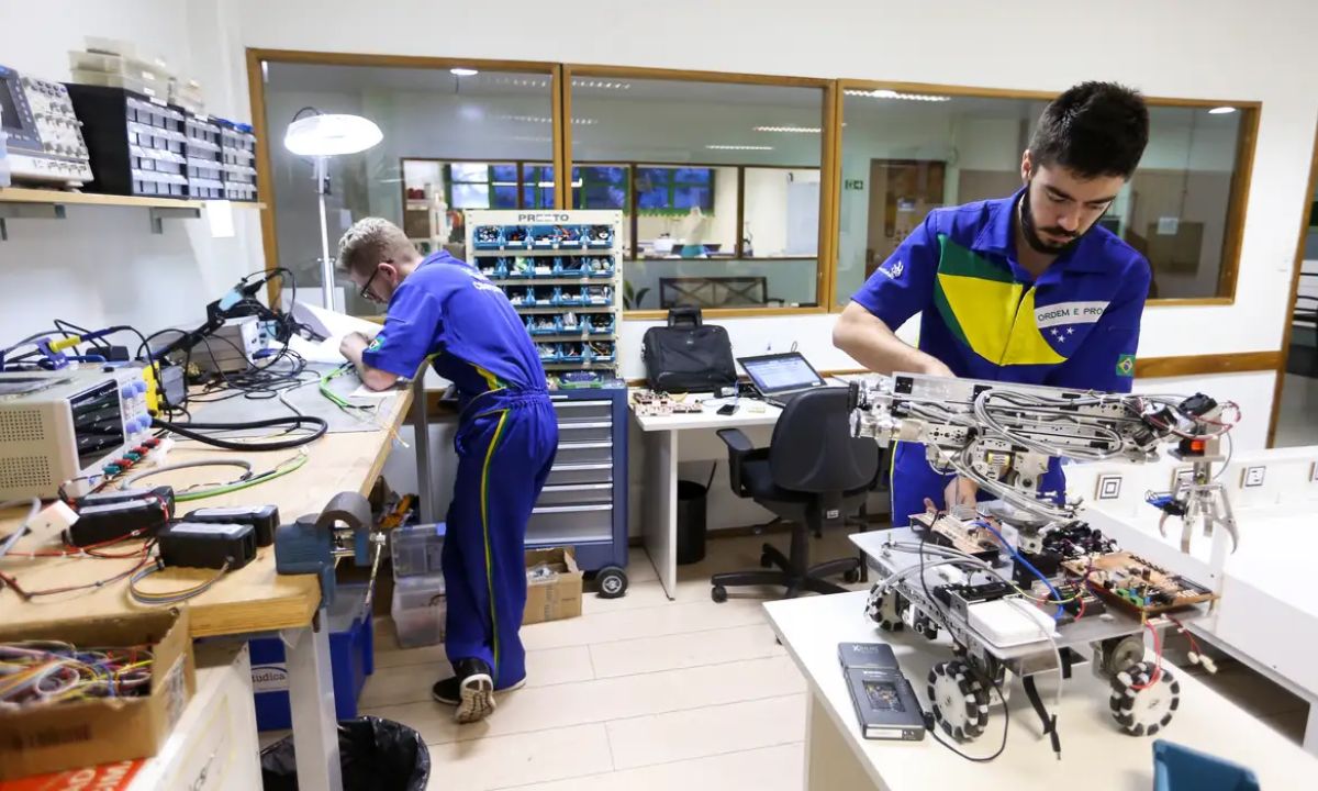 Foto mostra alunos de curso profissionalizante
