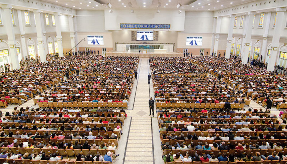 Domingo do Exaltar de Deus na Catedral da Universal em Belo Horizonte