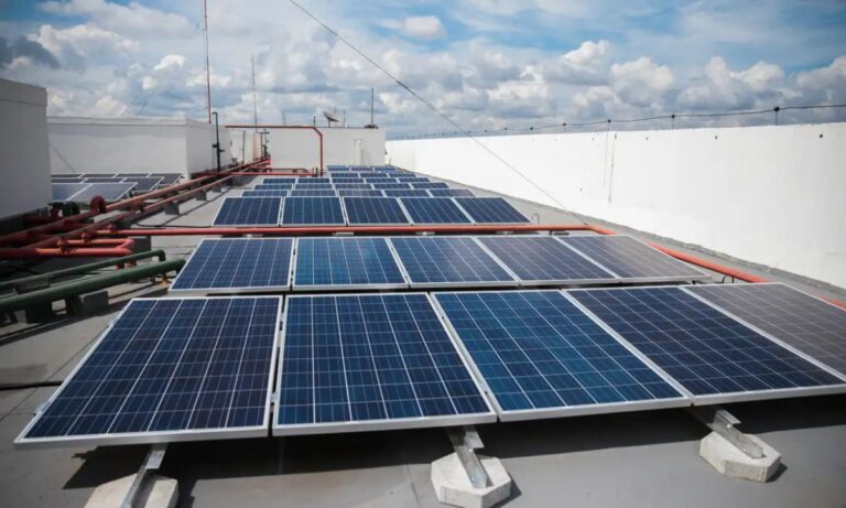 Foto mostra painéis de energia solar
