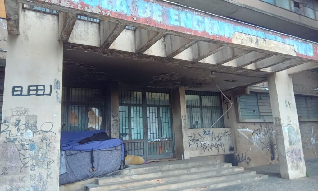 Entrada de um dos prédios da antiga Escola de Engenharia da UFMG. Edificação pertence ao TRT e está sem uso desde 2010 quando a Escola foi transferida para o campus da Pampulha. Fotos: Marcelo Freitas