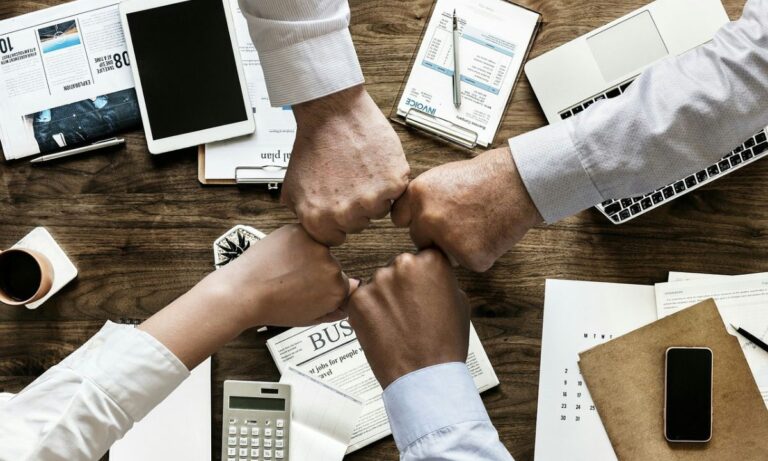 Companheiros de trabalho se cumprimentam
