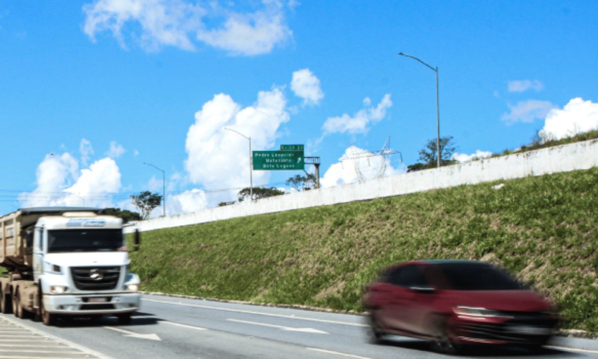 Foto mostra estrada em Minas