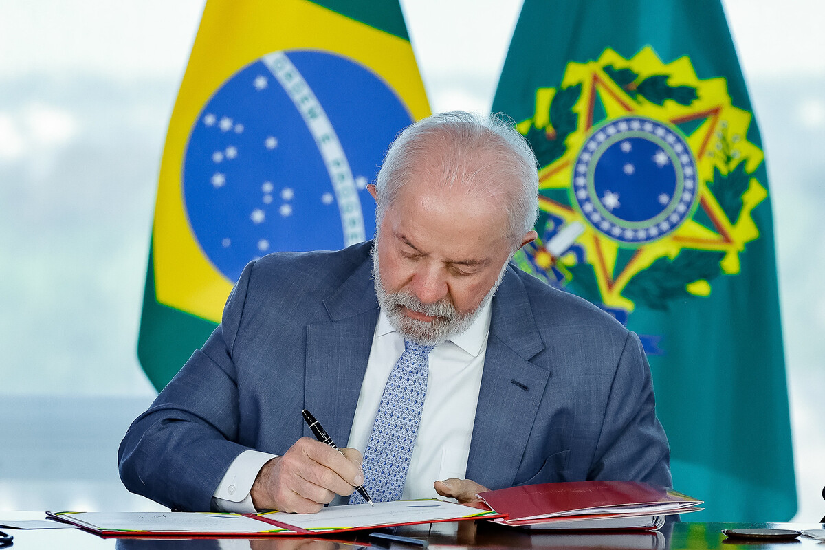 Lula assina projeto de lei em foto de 4 agosto de 2025
