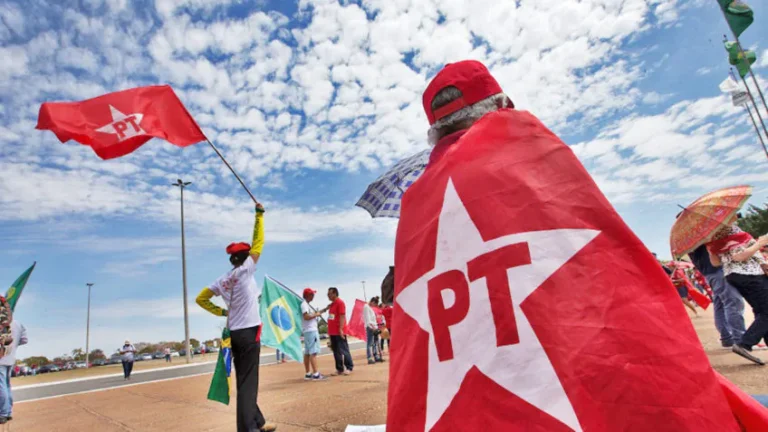Militante com bandeira do PT