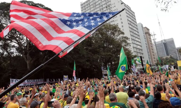 Bandeira dos EUA em ato de 7 de Setembro