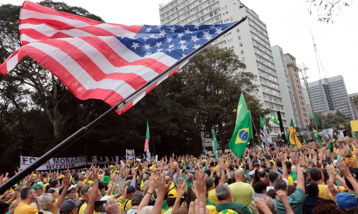 Bandeira dos EUA em ato de 7 de Setembro