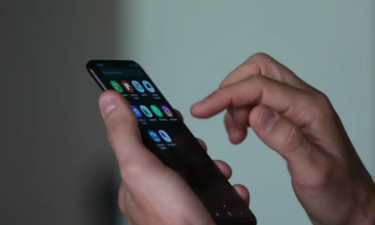 Cidadão utiliza smartphone