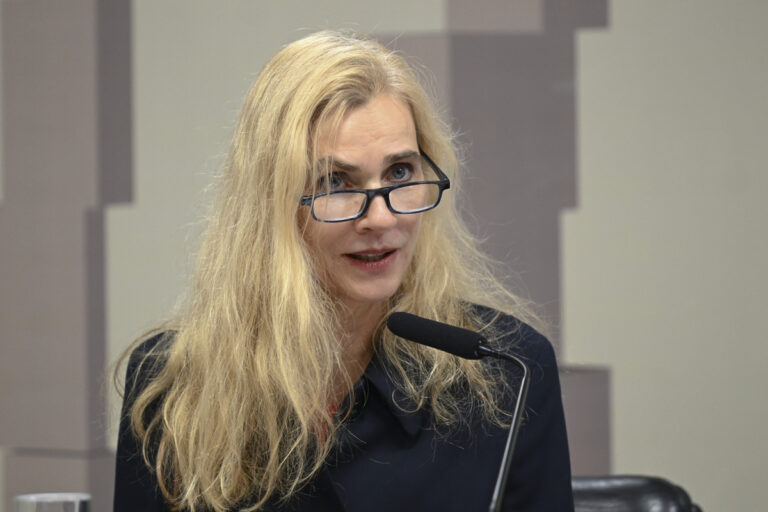 Embaixadora Marian Schuegraf na CRE do Senado