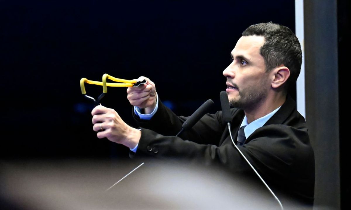 Na foto, o senador Cleitinho Azevedo