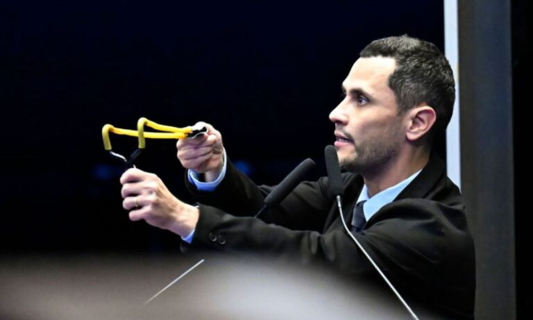 Foto mostra Cleitinho segurando um bodoque