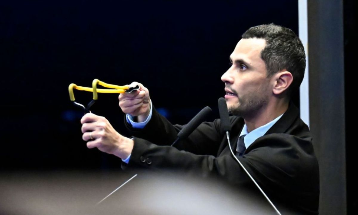 Foto mostra Cleitinho segurando um bodoque