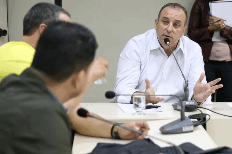 Wellington Magalhães em reunião com outras pessoas