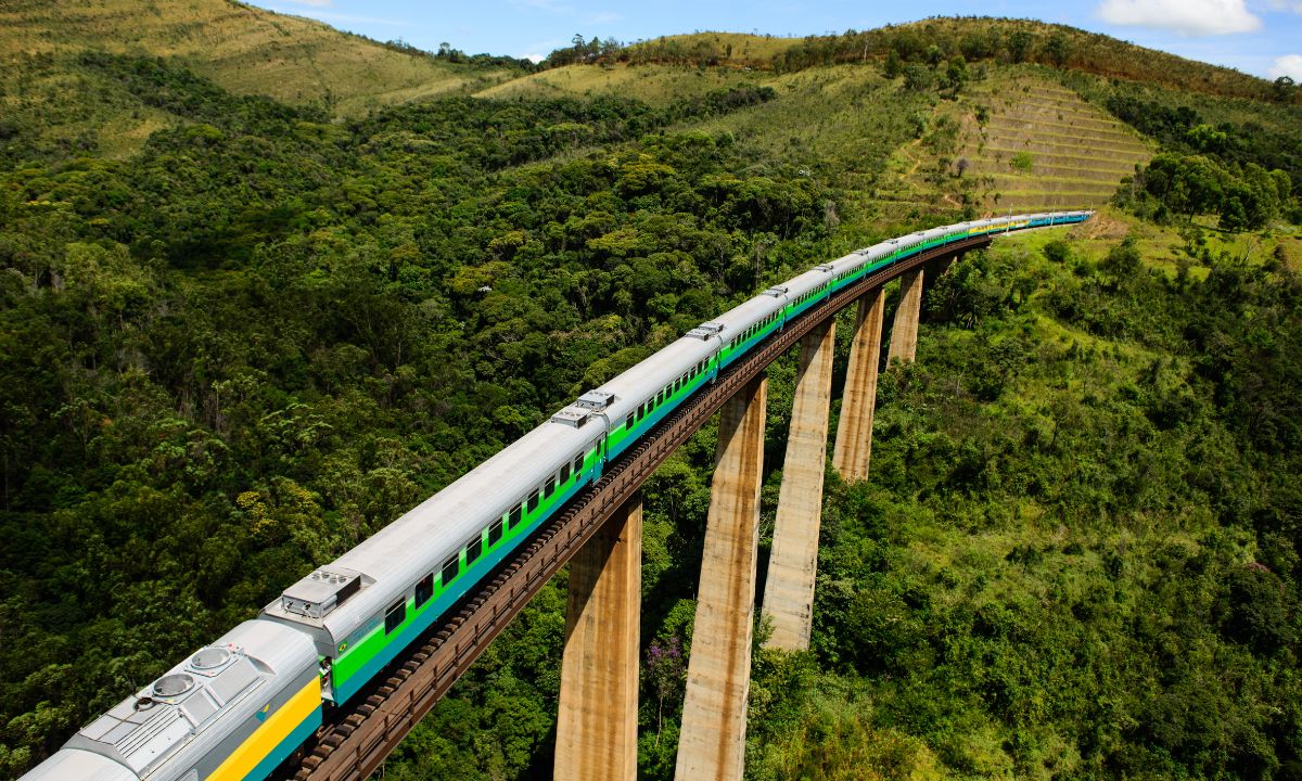 Locomotiva sobre ponte suspensa