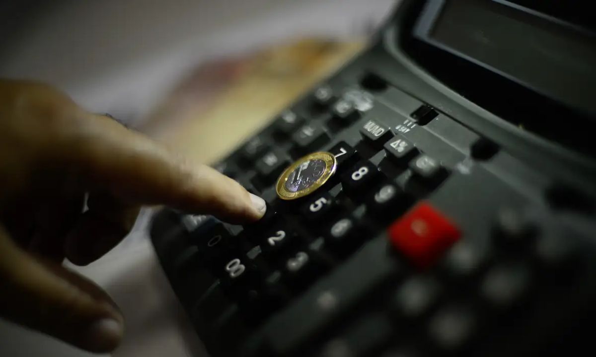 Calculadora e moeda de 1 real