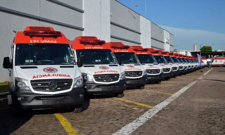 Foto mostra ambulâncias do Samu