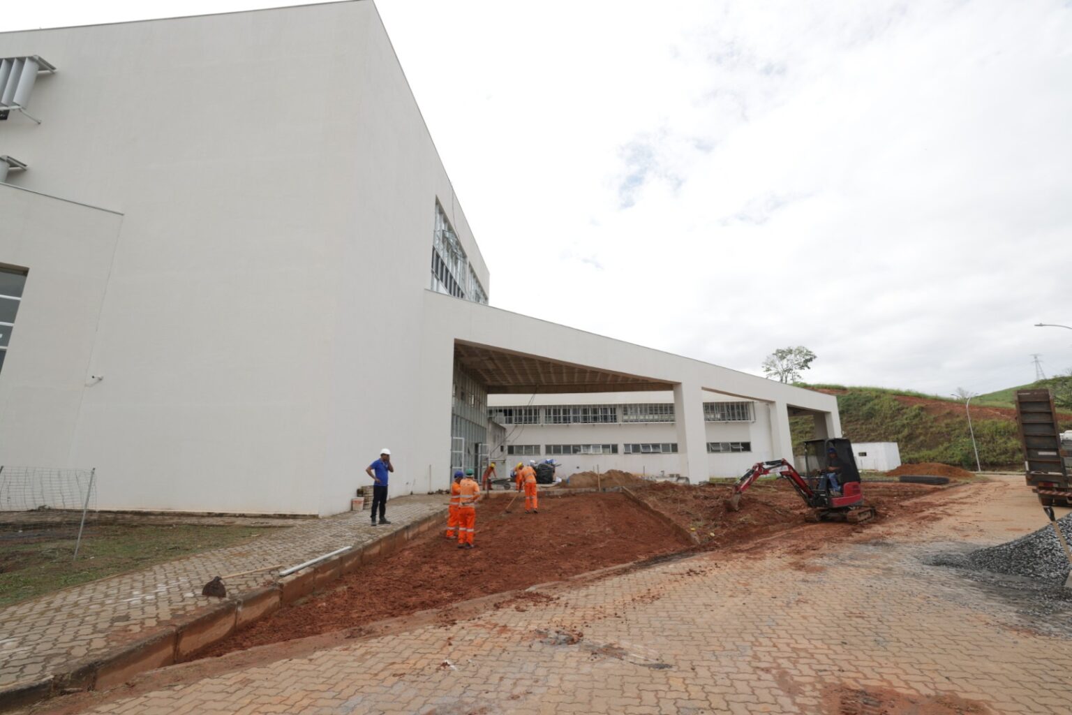 Obras do Hospital Regional de Governador Valadares em fevereiro de 2026.