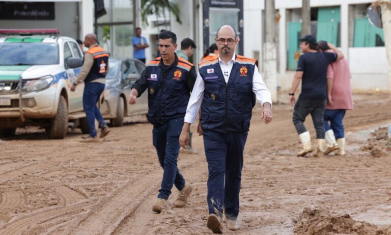 O governador Mateus Simões