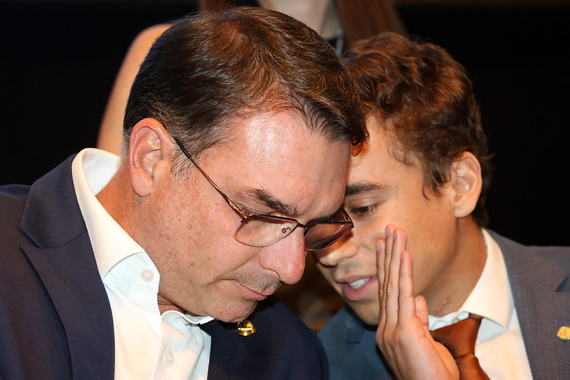 O senador Flávio Bolsonaro (PL-RJ) e o deputado federal Nikolas Ferreira (PL-MG)