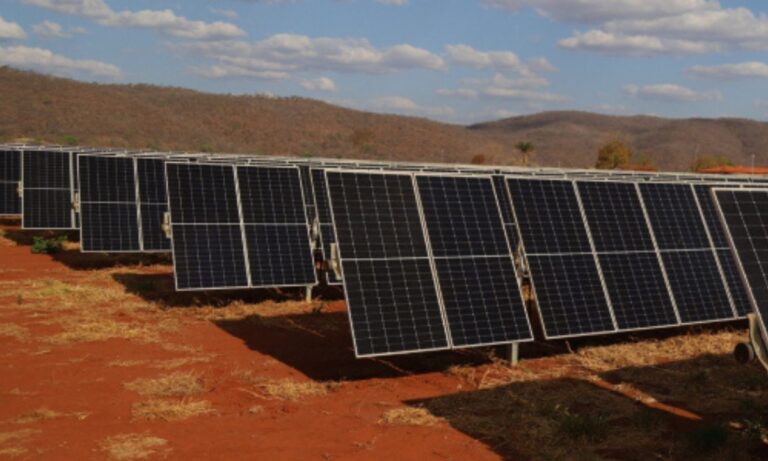 Placas de energia fotovoltaica vistos em área rural do estado de Minas Gerais.