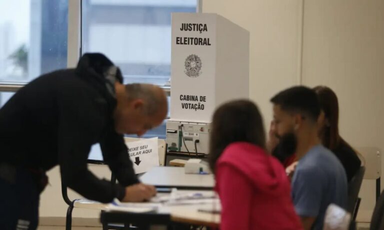 Pessoas votando